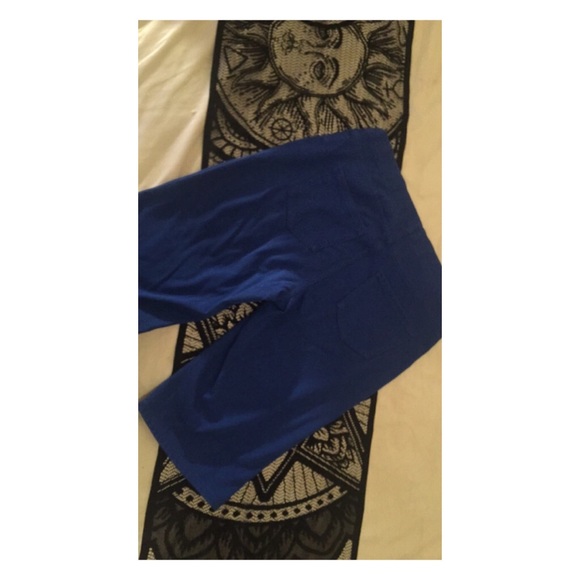 🧩 Blue Capris 🧩 - Picture 2 of 2